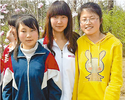 李福娟（右一）在志愿活动中（资料照片）。